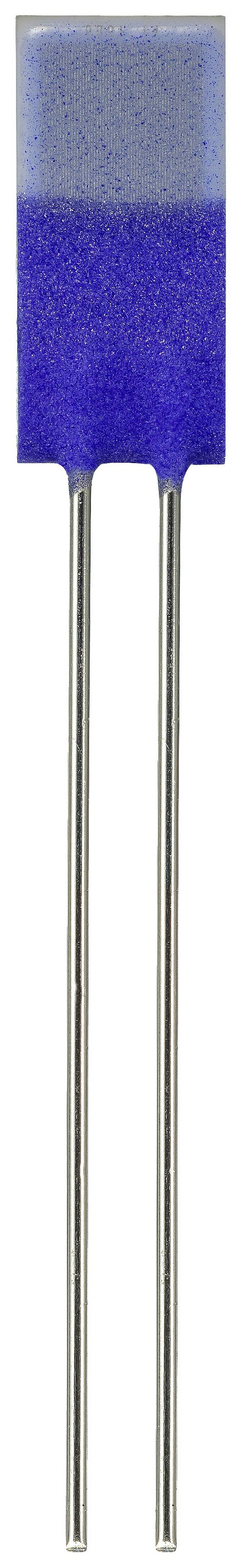 Kondensator w niebieskiej obudowie z dwoma srebrnymi wyprowadzeniami przewodów. Stosowany głównie w obwodach elektronicznych.