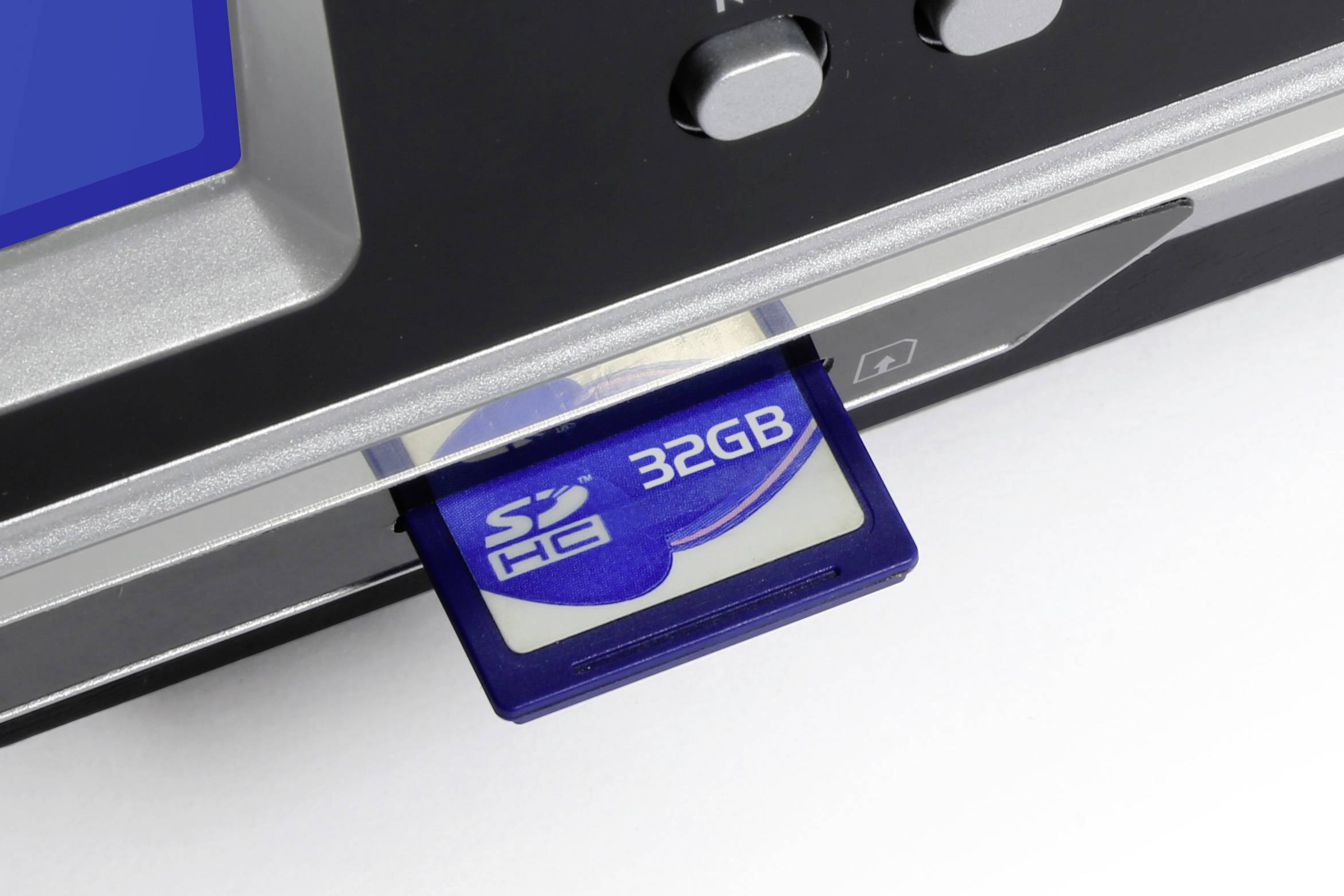 Karta pamięci SDHC o pojemności 32 GB zostaje włożona do czytnika kart.