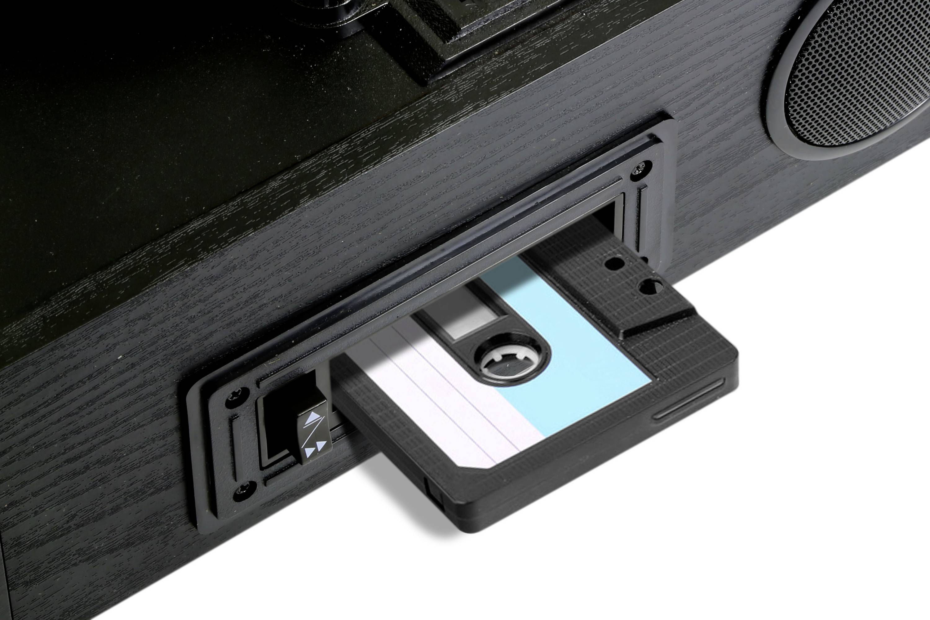 Czarna kaseta zostaje włożona do magnetofonu.