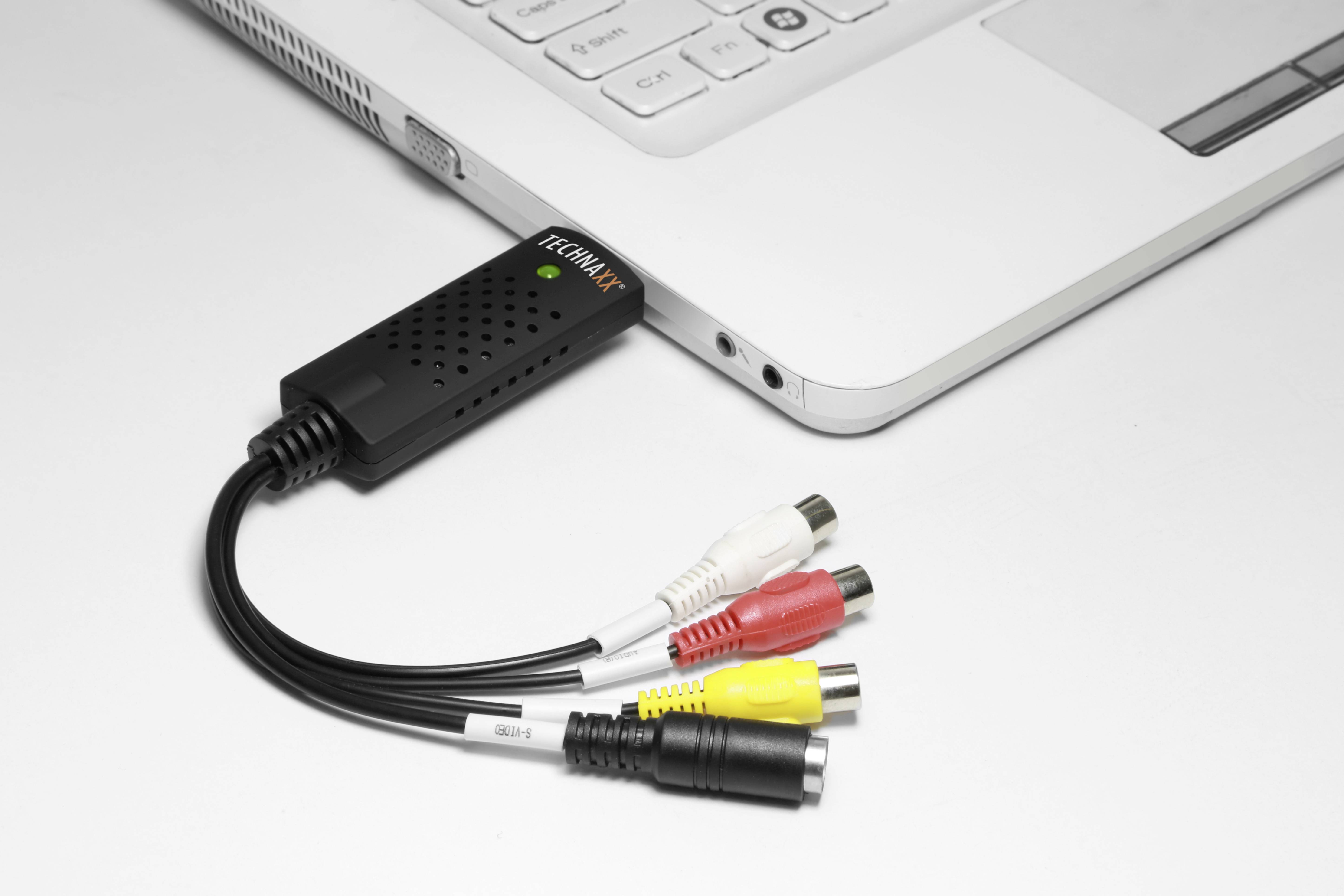 Karta przechwytująca USB podłączona do laptopa za pomocą wielu kabli AV. Przekształca sygnały analogowe na cyfrowe formaty.