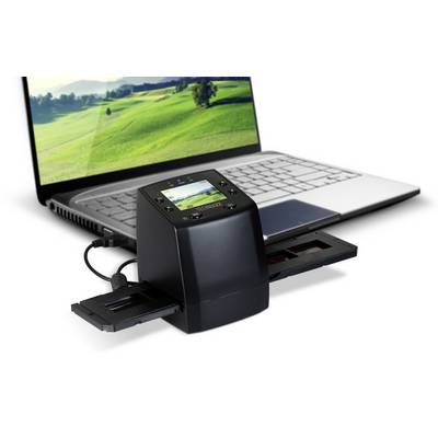 Cyfrowy skaner digitalizuje slajdy na laptopie. W tle widać monitor z krajobrazem.