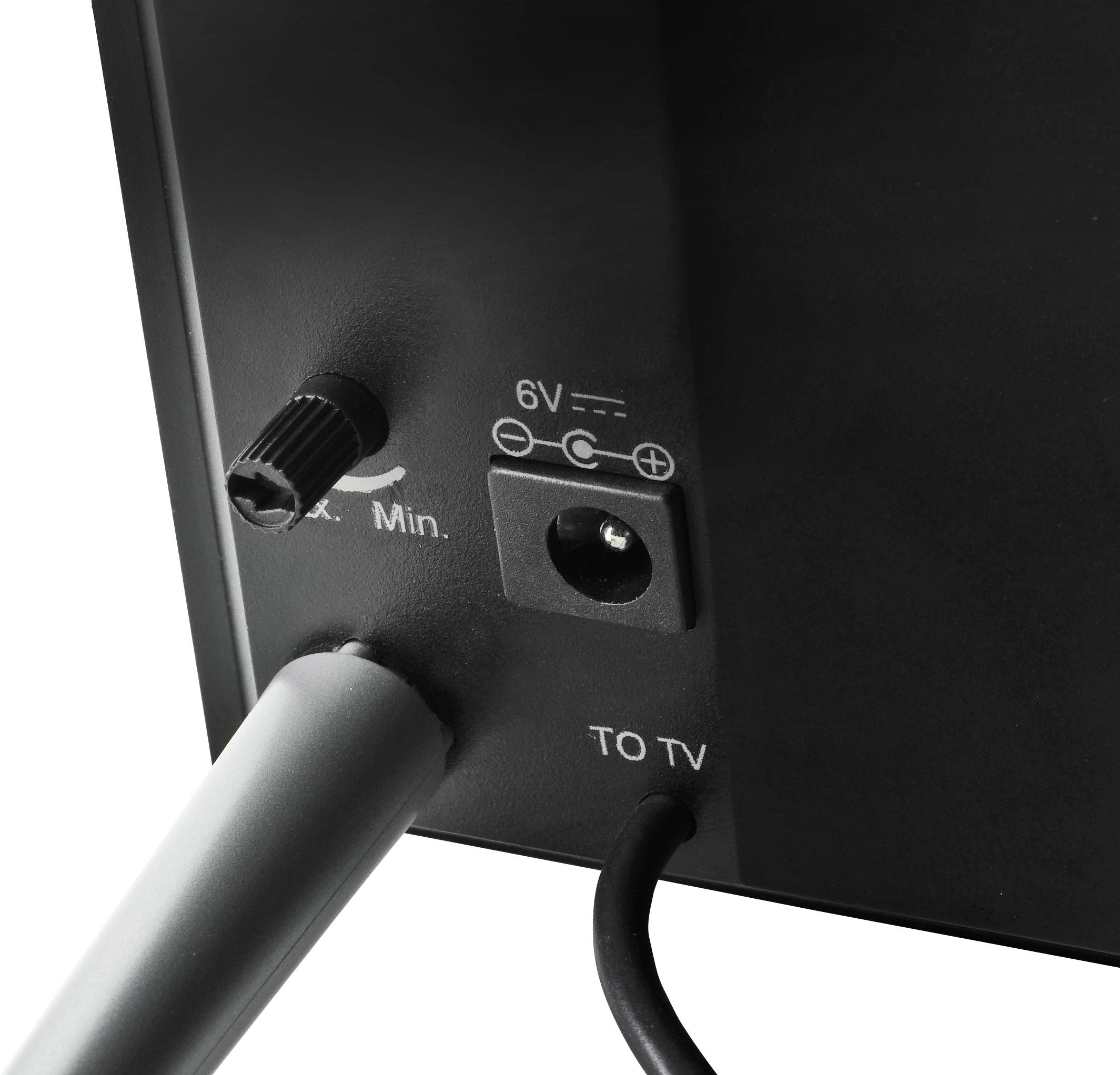 Zbliżenie wtyczki elektrycznej z oznaczeniem „6V", włącznikiem oraz przewodem prowadzącym do telewizora.