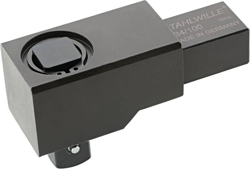 Prostokątny, czarny adapter z kwadratowym złączem z napisem 'STAHLWILLE 734/100 MADE IN GERMANY'.