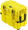 Żółty, wytrzymały kufer z tworzywa sztucznego z solidnymi czarnymi uchwytami i zamkami z możliwością zablokowania, odpowiedni do bezpiecznego transportu.