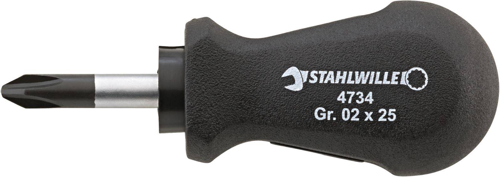 Krótki wkrętak z czarną rękojeścią, z nazwą marki 'Stahlwille' oraz numerem modelu '4734 Gr. 02 x 25' widocznym na jego powierzchni.