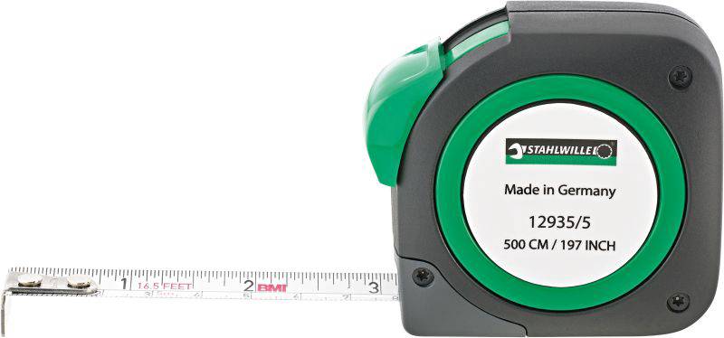 Zielona i czarna miarka z rozciągniętą skalą wskazuje długość 15 cm. Oznaczona napisem „Made in Germany".