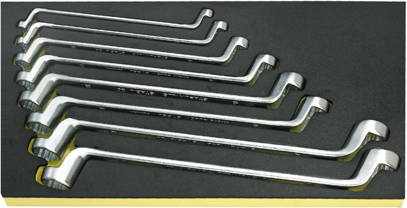 Zestaw zakrzywionych kluczy nastawnych o różnych rozmiarach, ułożonych schludnie obok siebie na czarnym podłożu.