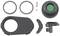 Małe elementy urządzenia optycznego, w tym pierścienie, osłony, sprężyna i przycisk z zieloną wkładką, na białym tle.