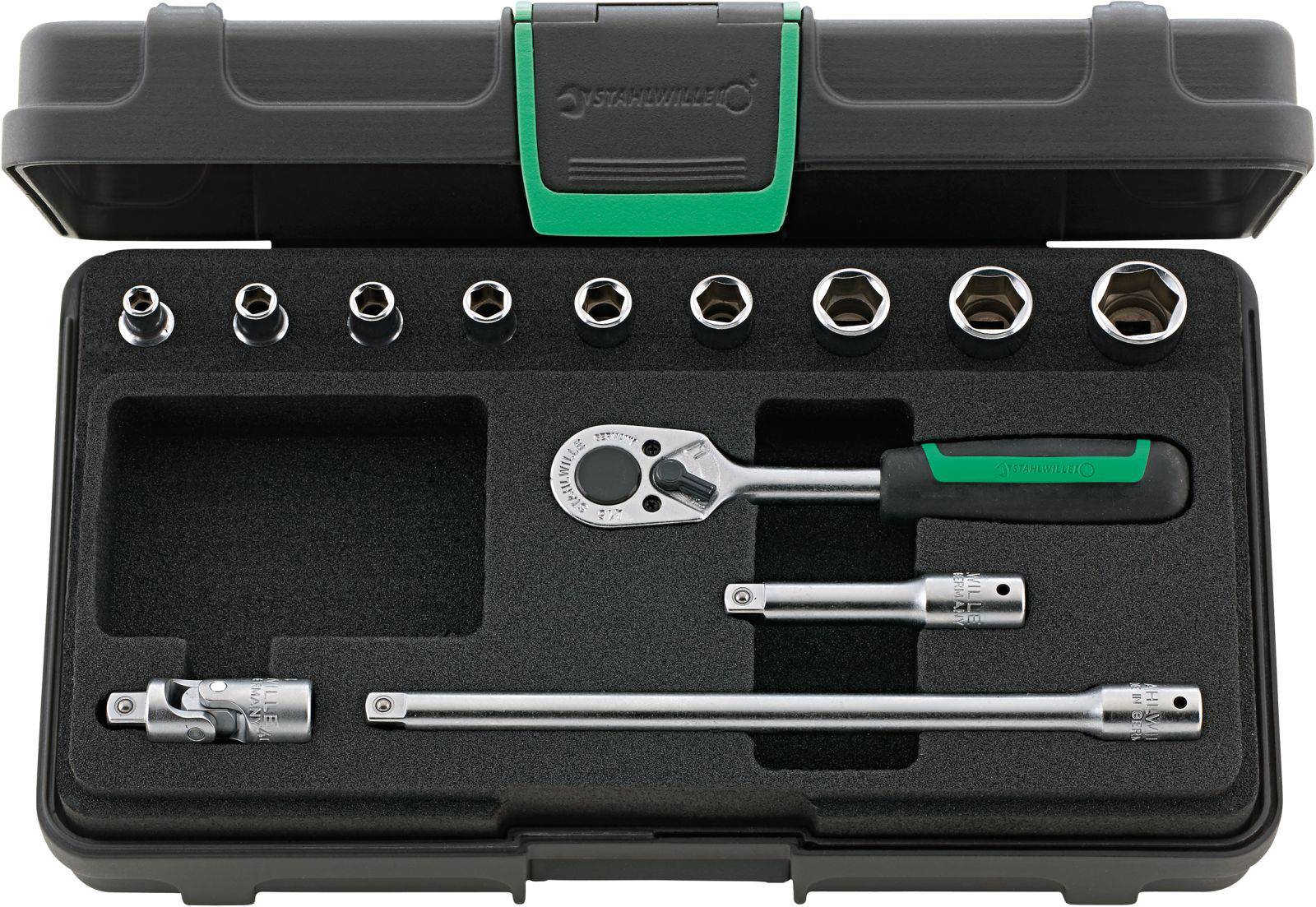 Zestaw kluczy nasadowych w czarnym etui. Zawiera grzechotkę, przedłużki, przegub i osiem nasadek o różnych rozmiarach.