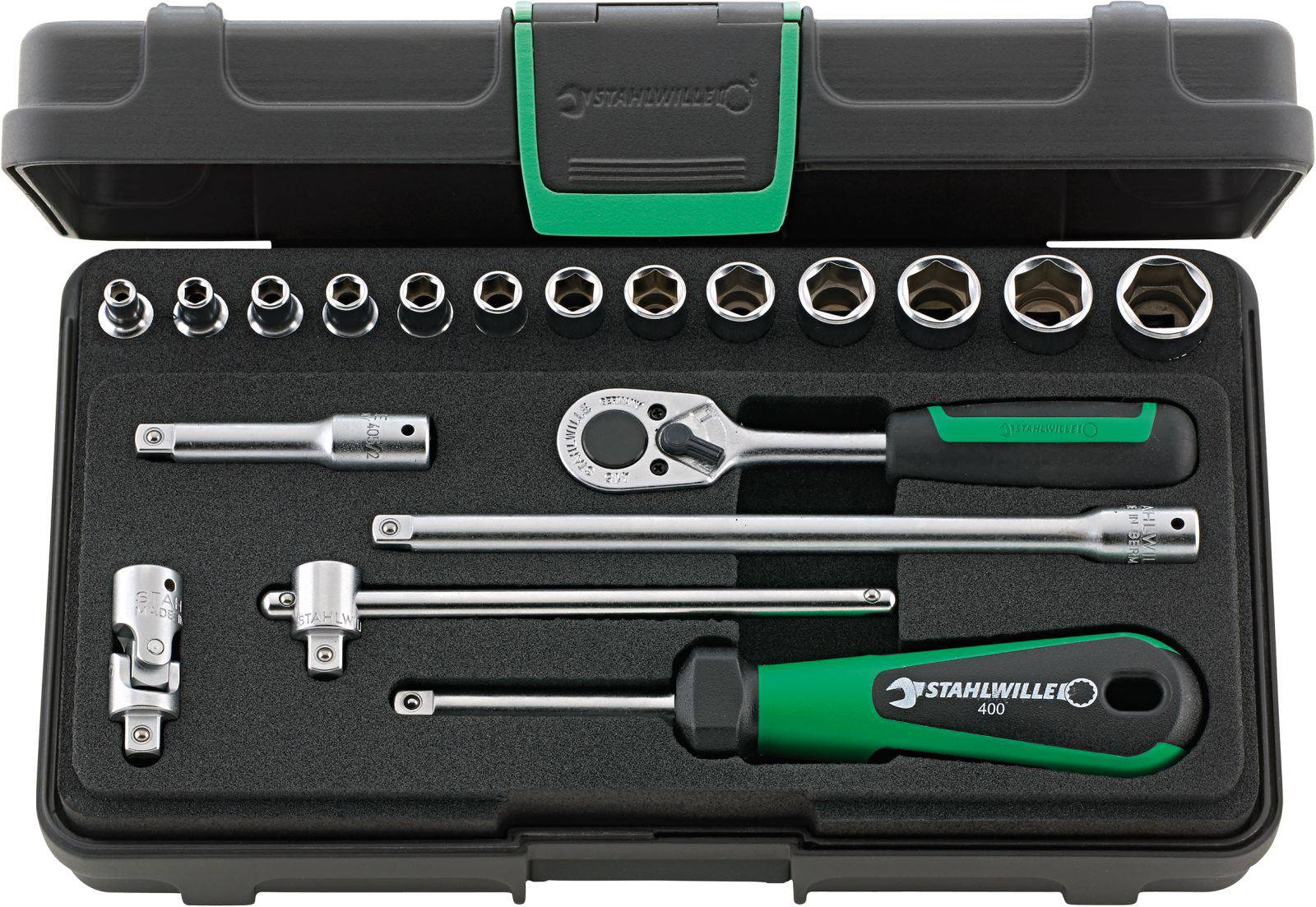 'Zestaw kluczy nasadowych w czarnym pudełku z zielonym akcentem. Zawiera grzechotkę, przedłużki oraz kilka nasadek w różnych rozmiarach.'