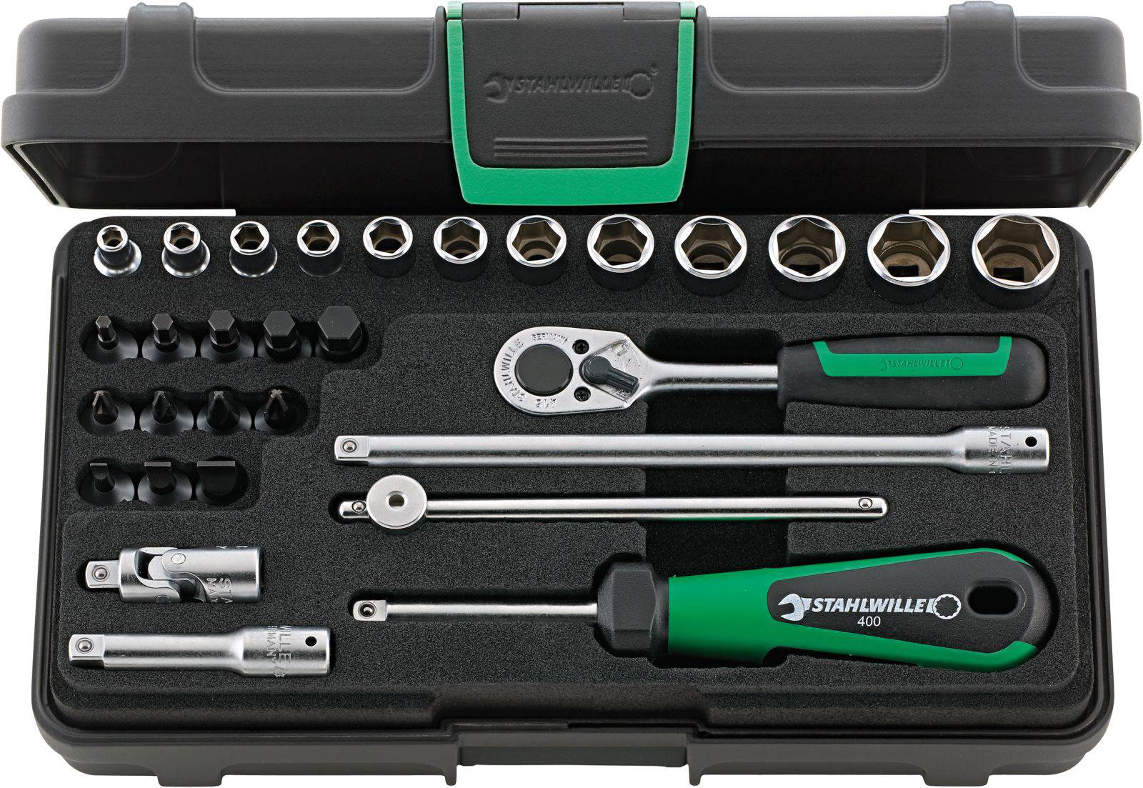 Zestaw narzędziowy składający się z różnych kluczy nasadowych, grzechotki, przedłużek i śrubokręta, ułożony w wyścielonej skrzynce.