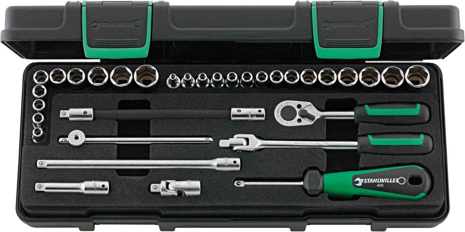 Zestaw kluczy nasadowych z grzechotką, przedłużkami i różnymi nasadkami, w czarno-zielonym etui z tworzywa sztucznego.