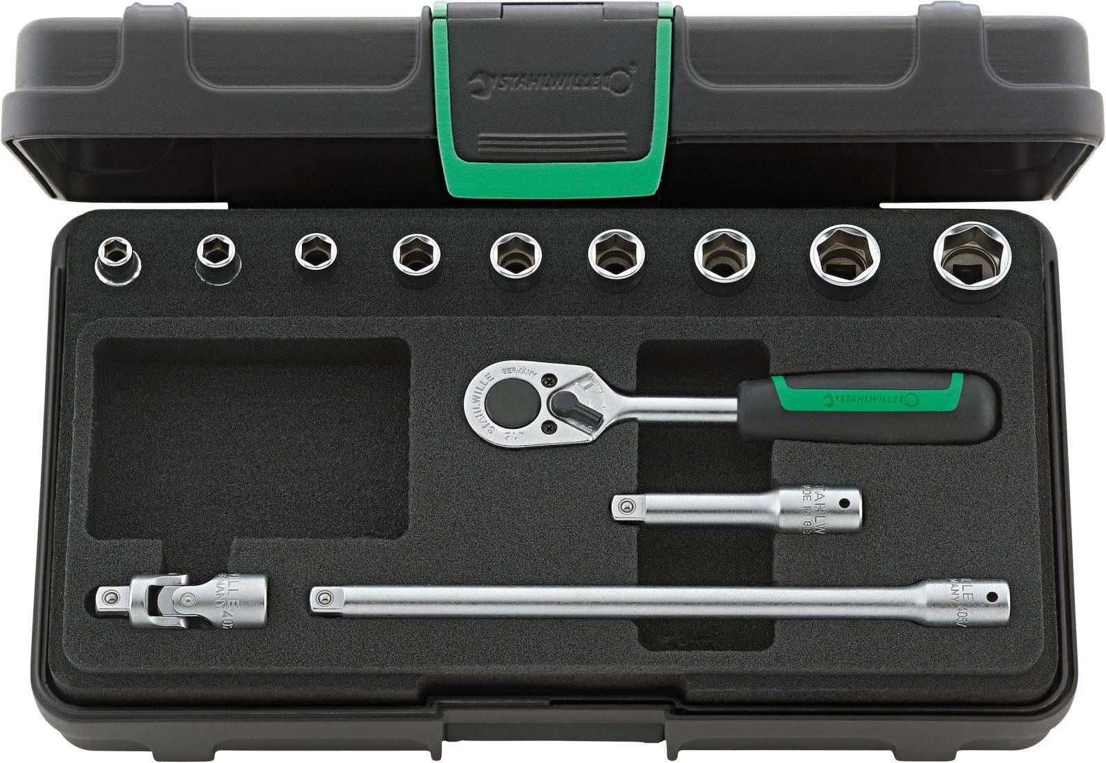 Zestaw narzędzi z grzechotką, przedłużkami i nasadkami w różnych rozmiarach.