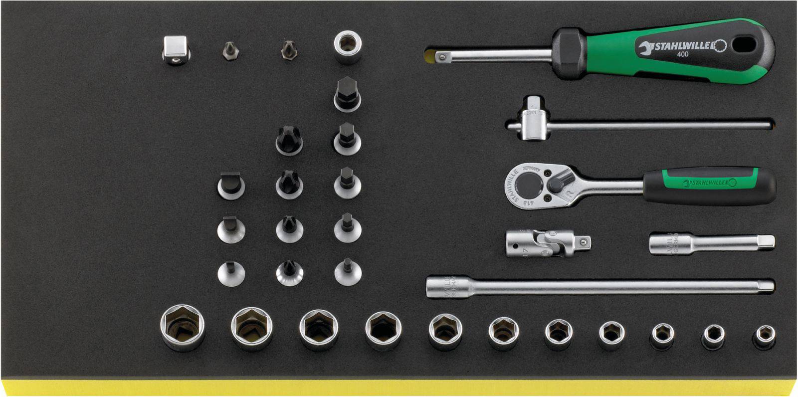 Zestaw kluczy nasadowych z grzechotką i różnymi nasadkami, starannie ułożony w piankowej wkładce.