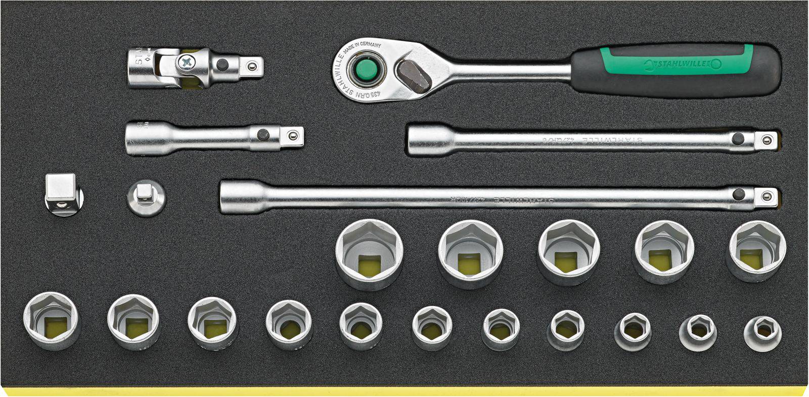 Zestaw narzędzi składający się z grzechotki, przedłużek i kluczy nasadowych w różnych rozmiarach, ułożonych na czarnej piankowej podkładce.