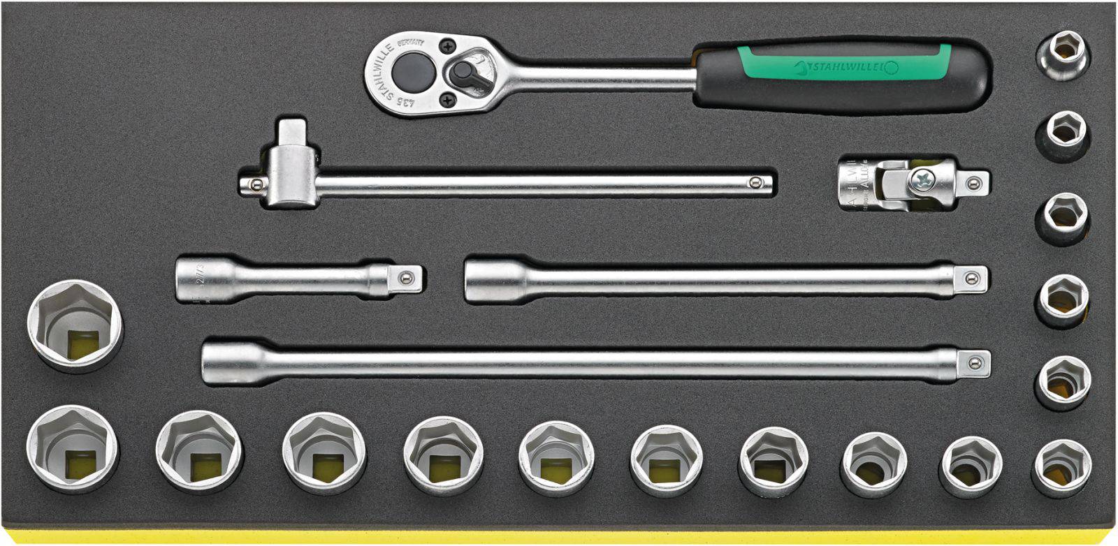 Zestaw kluczy nasadowych z grzechotką, przedłużkami i nasadkami w różnych rozmiarach, ułożony na czarnym tle.