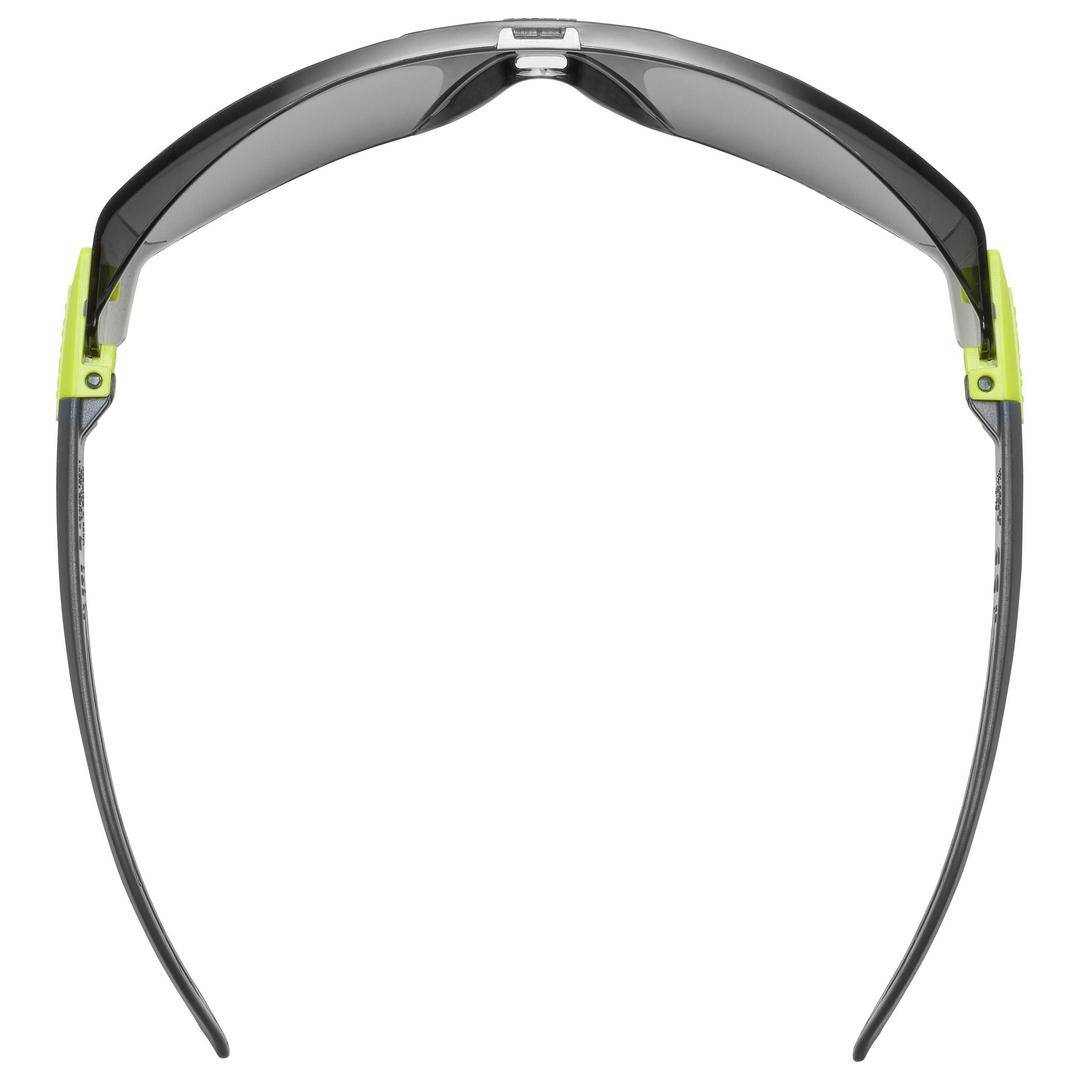 Czarne okulary przeciwsłoneczne z szarymi szkłami i żółtymi zausznikami, widziane od tyłu.