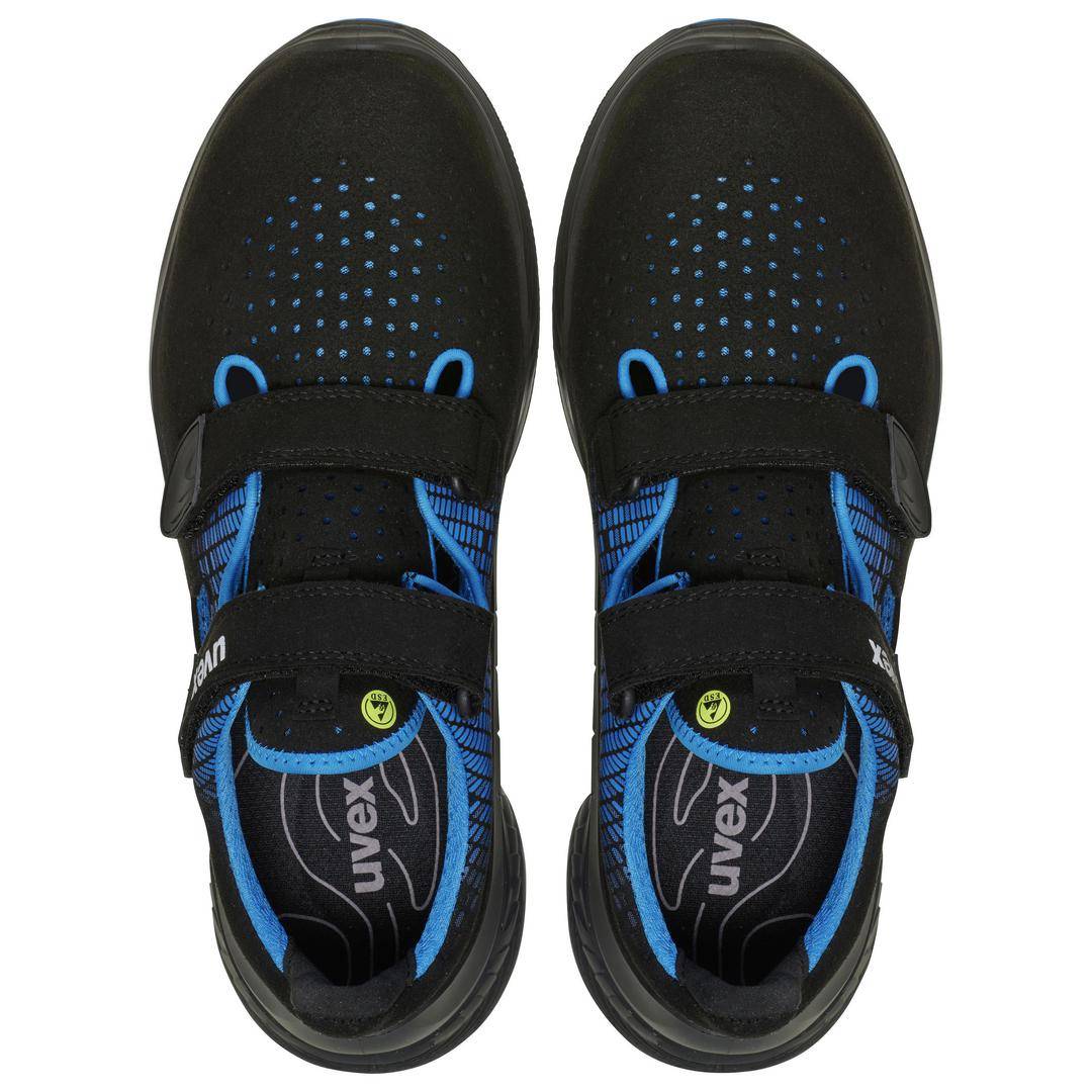 Czarne buty z niebieskimi akcentami, z dwoma zapięciami na rzepy i perforowaną powierzchnią, oznaczone logo 'Uvex' na języku buta.