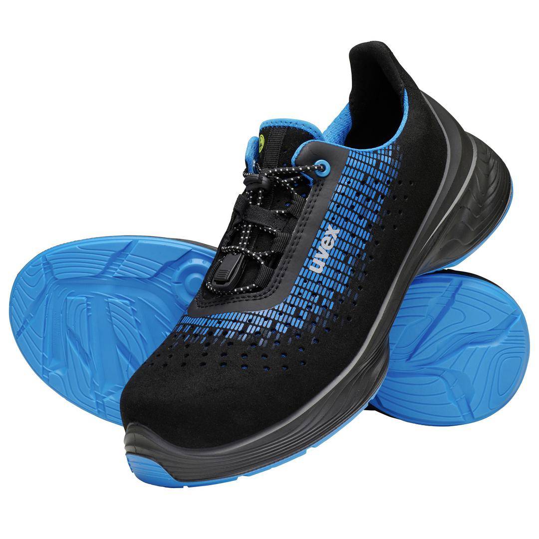 Czarny but z niebieskimi detalami i podeszwami, umieszczony bokiem. Nowoczesny design, sportowy styl i strukturowana powierzchnia.