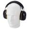 Biała głowa modelu nosi czarne i żółte słuchawki ochronne, które są stosowane w celu ochrony przed hałasem.