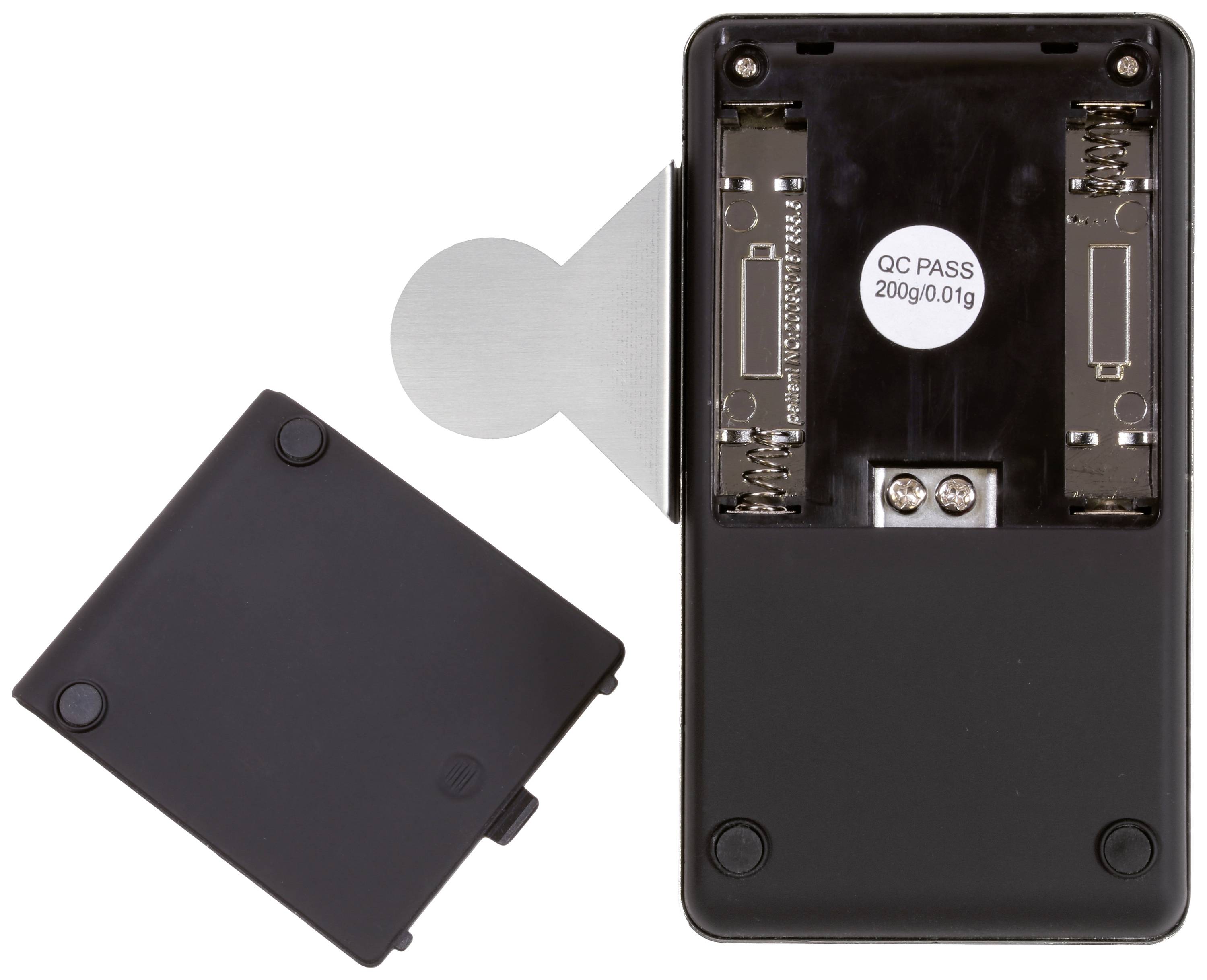 Otwarte gniazdo baterii urządzenia elektronicznego z naklejką 'QC PASS 200g/0.01g' wewnątrz. Pokrywa obok.