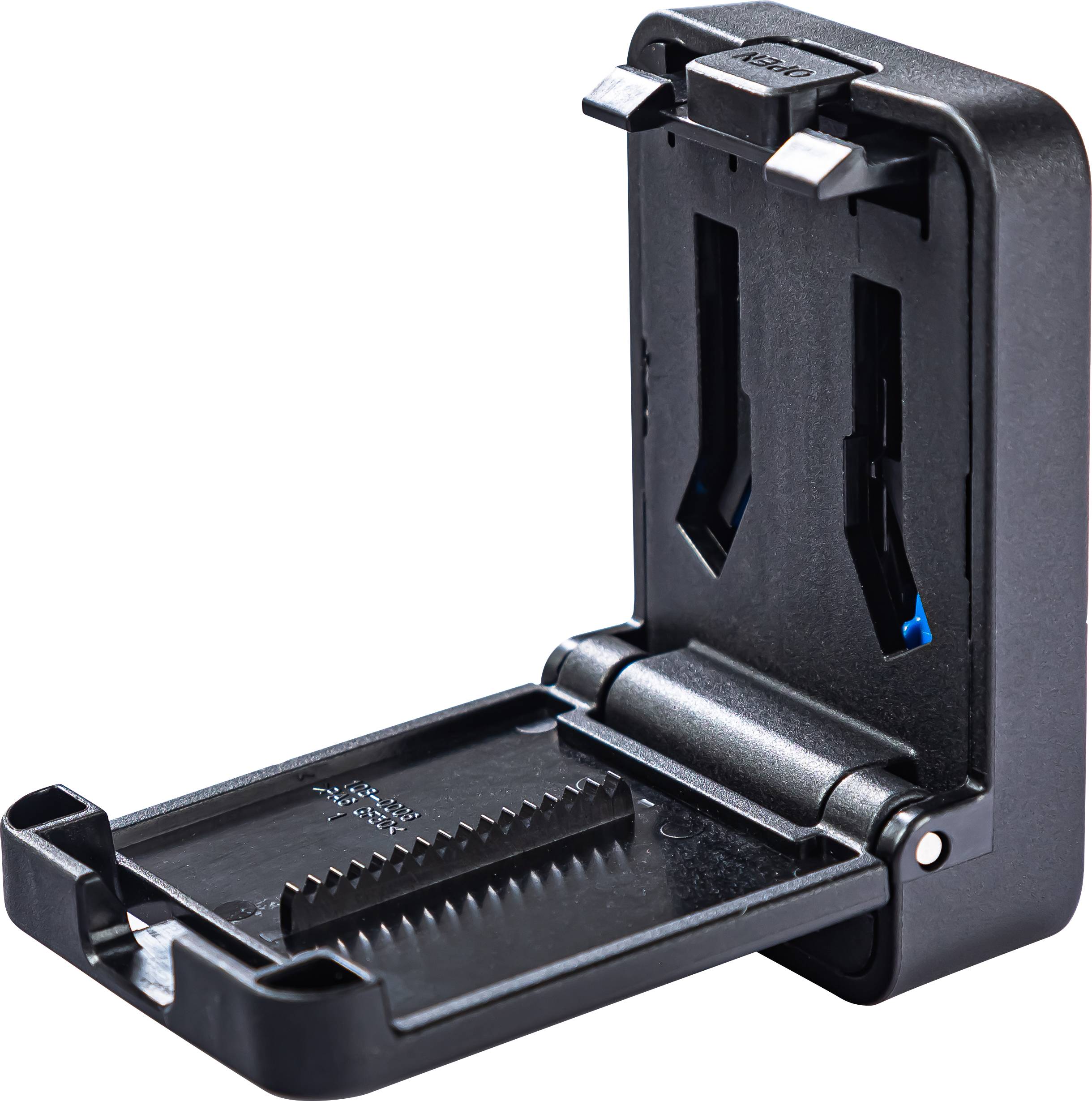 Czarna ładowarka do baterii stoi otwarta, umożliwiając jednoczesne ładowanie dwóch baterii. Widoczne są szczeliny na baterie oraz styki elektryczne.