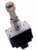 Metalowy joystick z cylindryczną rękojeścią zamocowaną na kwadratowej podstawie, powszechnie używany do sterowania maszynami lub w grach wideo.