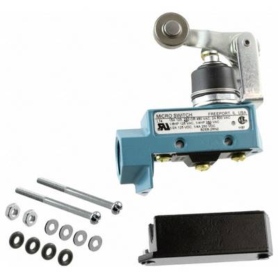 "Micro Switch" - oznaczony przemysłowy wyłącznik krańcowy z niebieską obudową, dźwignią rolkową, śrubami montażowymi, podkładkami i metalową płytką styków.