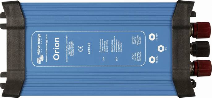 'Przetwornica DC-DC Victron Energy o wysokiej sprawności do zastosowań 24V. Obudowa w kolorze przemysłowej błękitu z zaciskami przyłączeniowymi.'