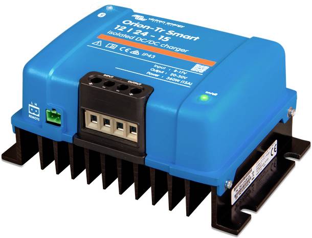 Niebieski ładowarka DC-DC 'Orion-Tr Smart 12/12-Volt 15 Amper', z czterema zaciskami przyłączeniowymi. Przeznaczona do ładowania akumulatorów w pojazdach.