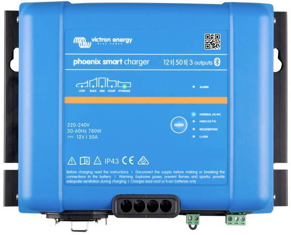 Niebieski ładowarka Victron Energy z trzema wyjściami i trybami. Tekst: 'phoenix smart charger'. Odpowiednia dla 220-240V. Klasa ochrony IP43.