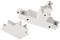 Dwa białe, połączone ze sobą elementy z tworzywa sztucznego w kształcie litery L przeznaczone do elektrycznych systemów szynowych.