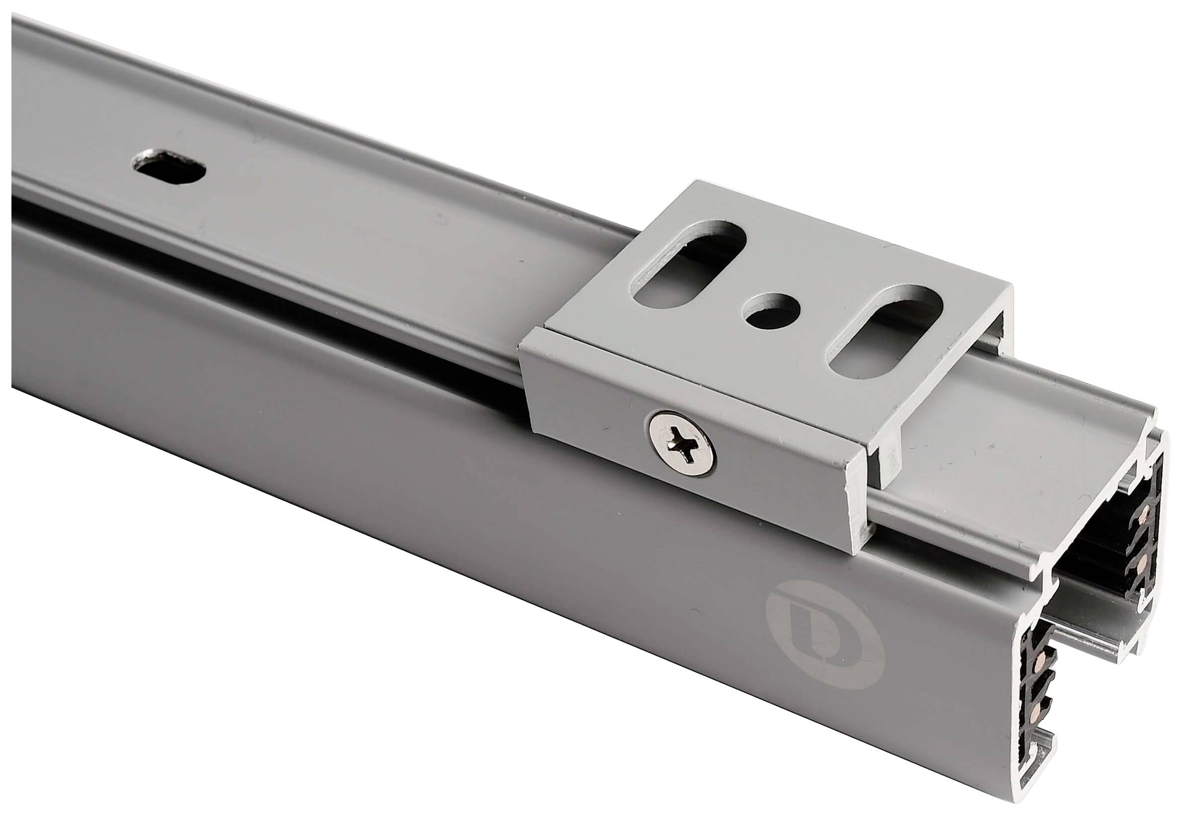 Metalowy system szyn i uchwytów, przeznaczony do podparcia i mocowania struktur, idealny do zastosowań przemysłowych.