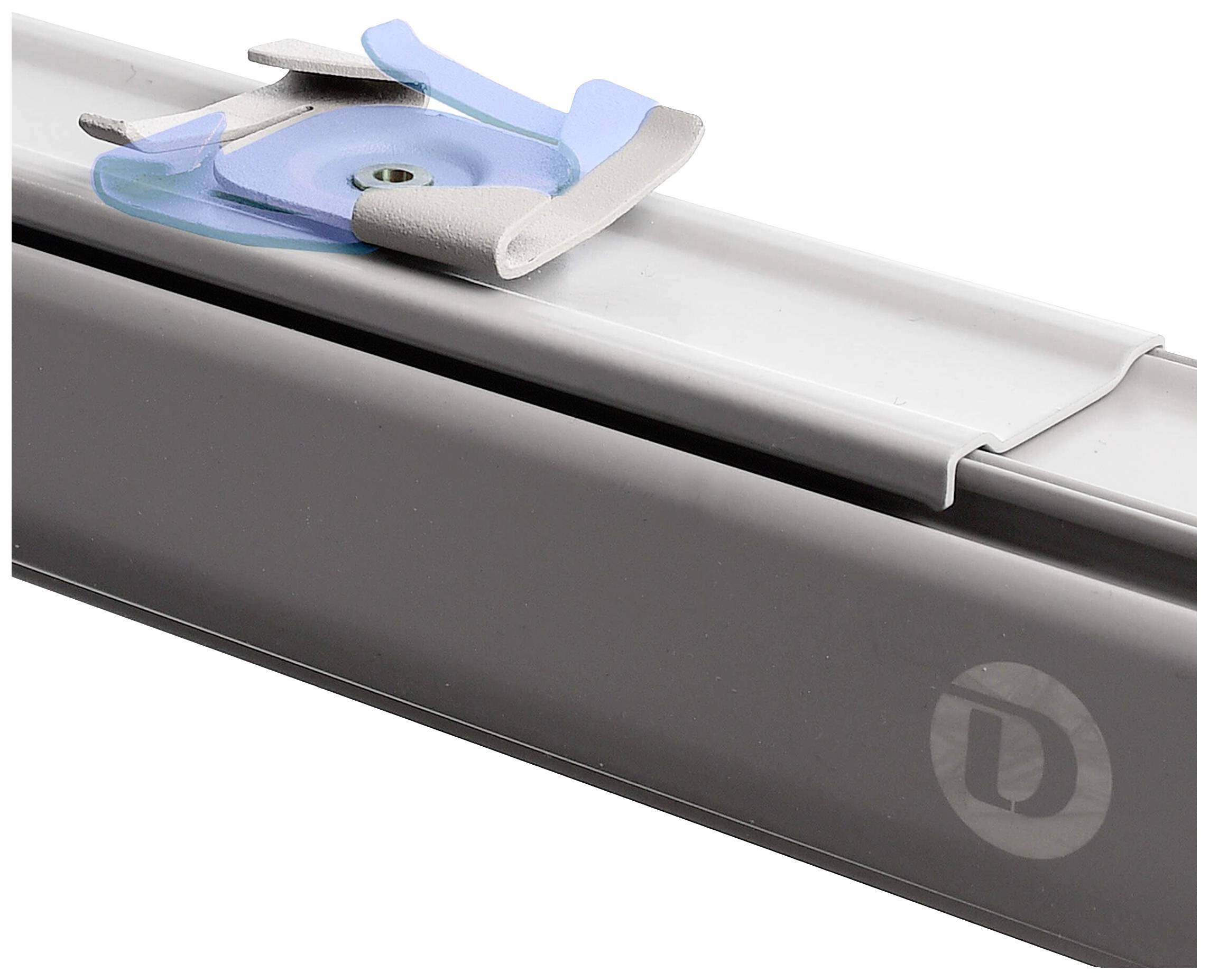 Uchwyt do szyn z niebiesko-szarą plastikową zacisku na szarej metalowej szynie. Zawiera charakterystyczne logo firmy.