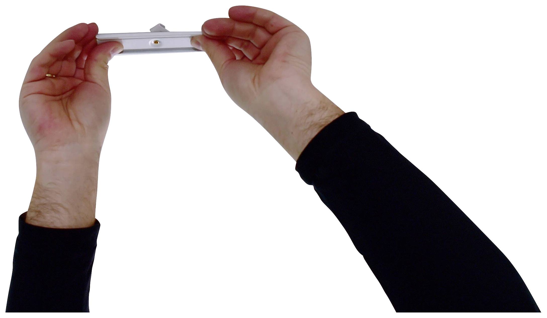 'Dwie ręce trzymają poziomicę w pozycji poziomej.'