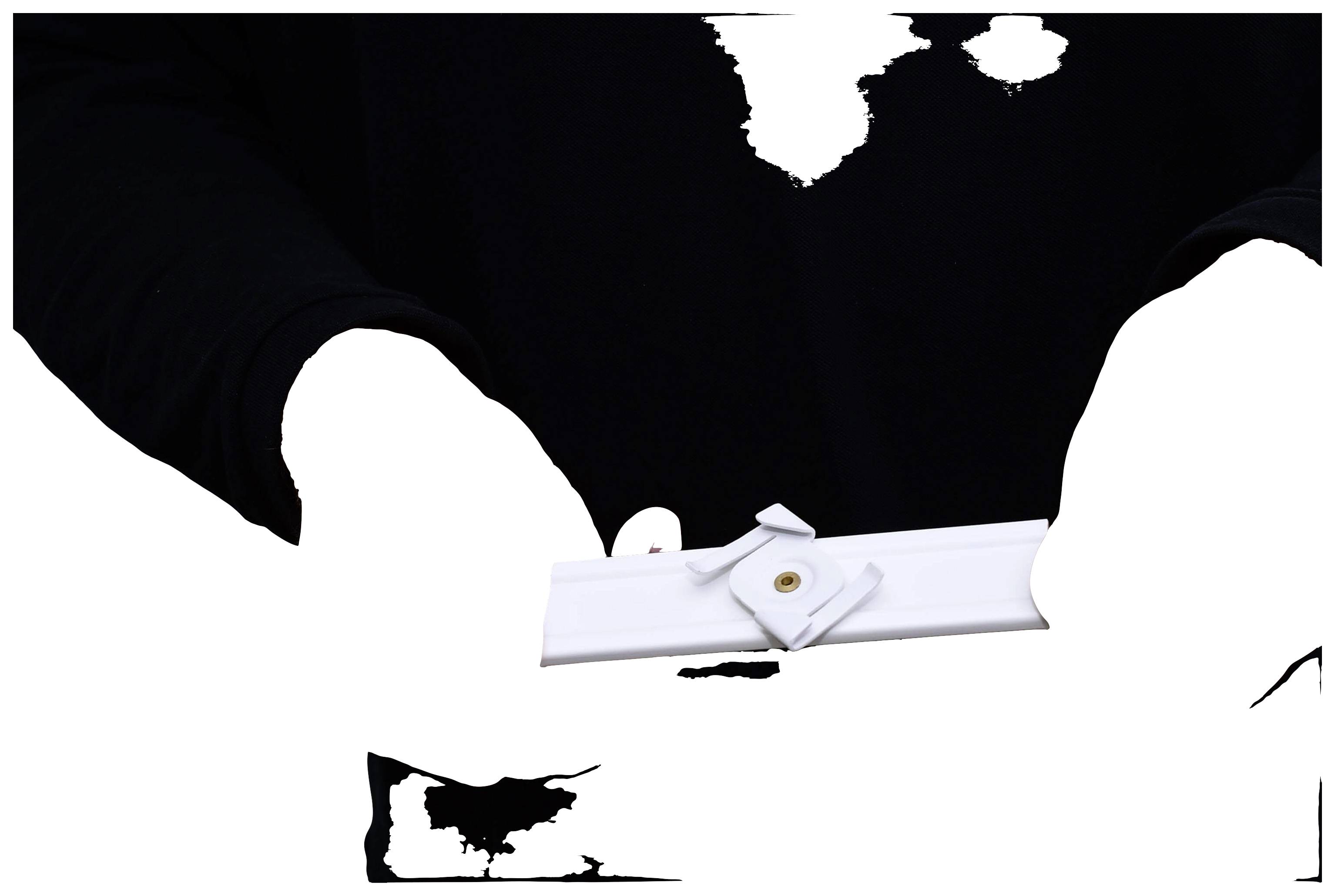 Osoba trzyma biały obiekt, prawdopodobnie instrument perkusyjny, na ciemnym tle.