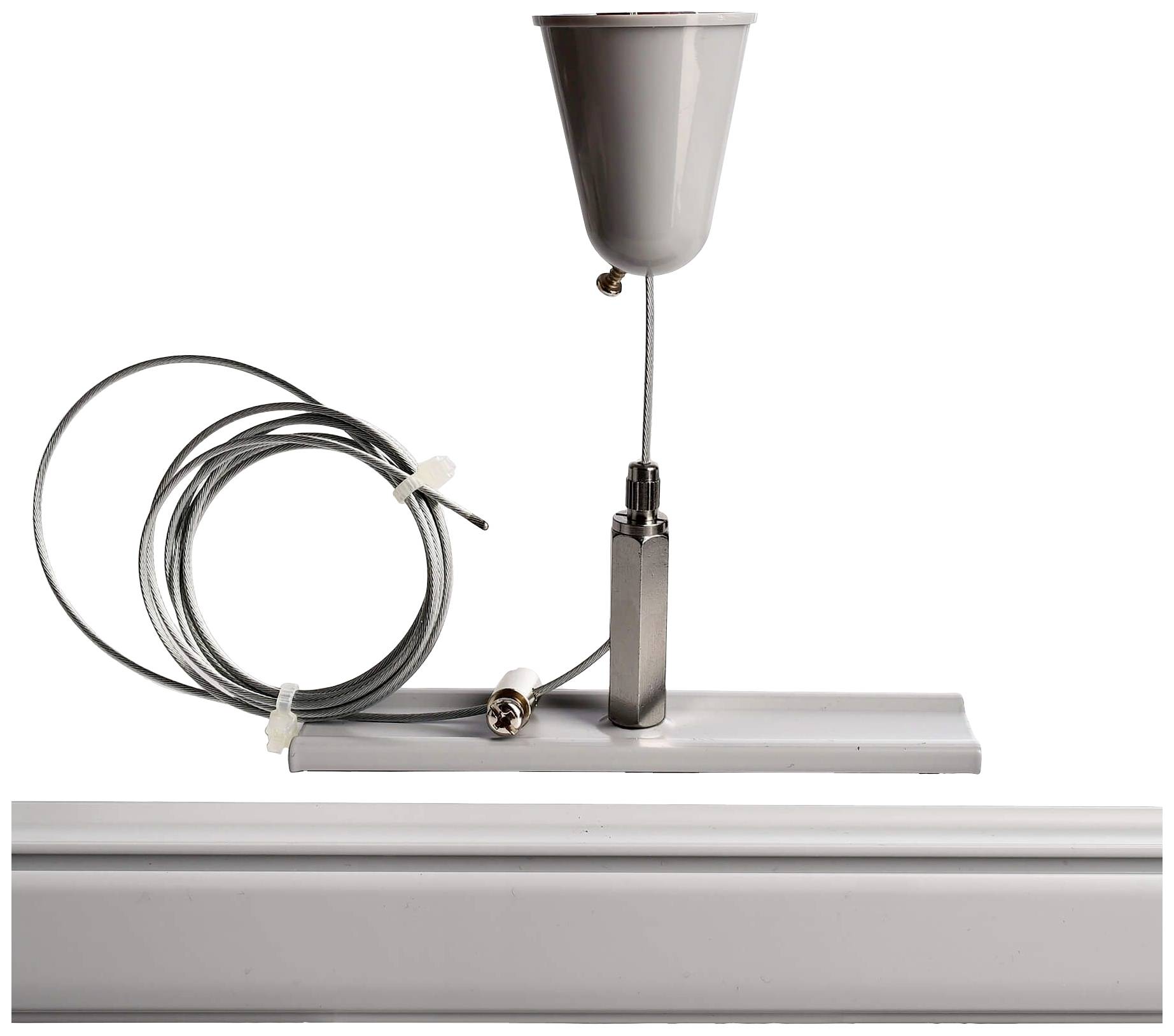 Biały system sufitowy z drutem zawieszającym i mocowaniem, służący do zamocowania obiektów lub oświetlenia na suficie.