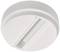 Biały, okrągły czujnik dymu o gładkiej powierzchni, z centralnie umieszczonym wgłębieniem i otwartym kanałem wentylacyjnym, który prezentuje nowoczesny design.