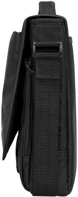 Widok z boku czarnej torby na ramię z paskiem na ramię, klapą na górze i kieszenią zamykaną na zamek błyskawiczny, na białym tle.