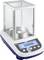 Waga precyzyjna z wyświetlaczem cyfrowym, pokazuje '0,00000 g'. Zamknięta obudowa szklana. Stosowana do dokładnych pomiarów masy.