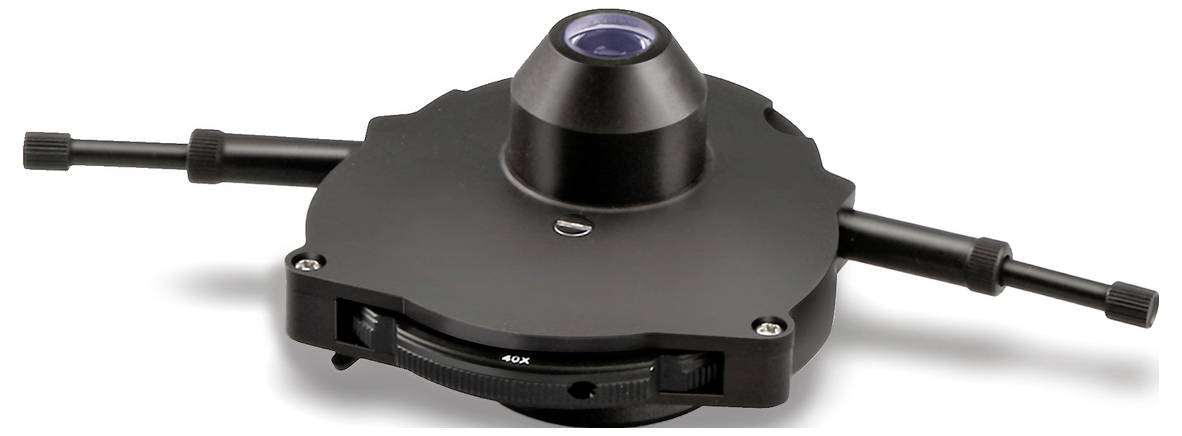 Czarny nakładnik mikroskopowy z soczewkami i dźwigniami regulacyjnymi do precyzyjnych dostosowań.