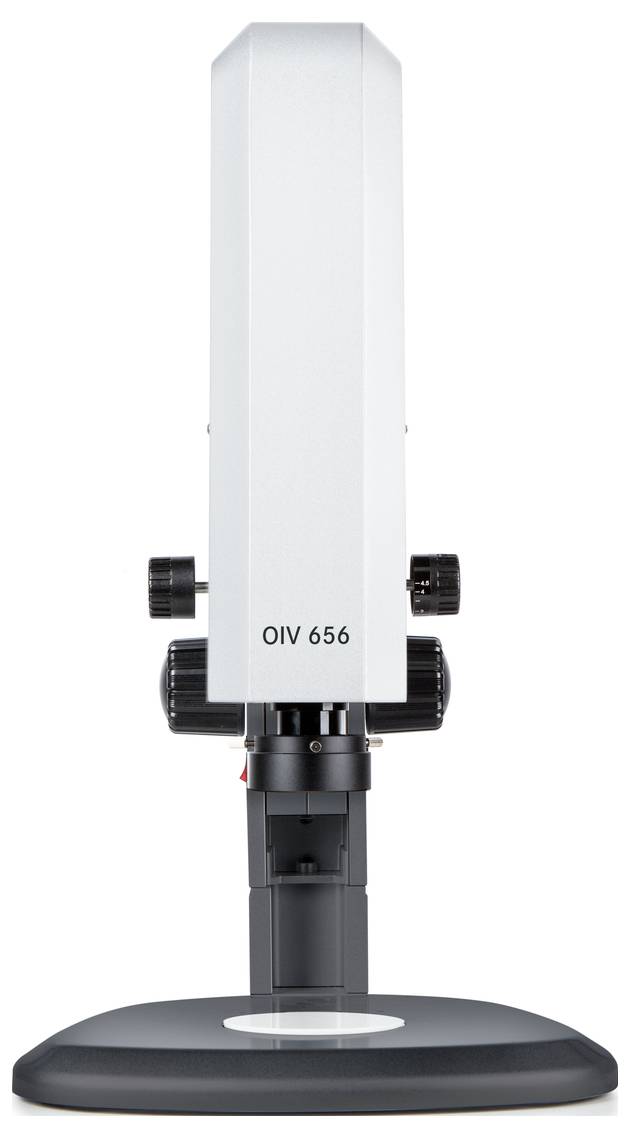 Nowoczesny mikroskop stojący w pozycji pionowej na czarnej podstawie, z bocznymi pokrętłami regulacji ostrości, model o numerze 'OIV 656'.