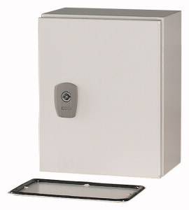 Szary rozdzielnica elektryczna w kształcie prostokąta z zamkiem pośrodku. Zdejmowana rama leży przed nią. Idealny do instalacji elektrycznych.