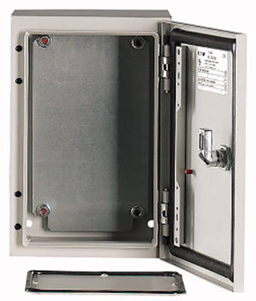 Metalowa, naścienna rozdzielnica elektryczna z otwartymi drzwiczkami, widoczne wnętrze. Odpowiednia do przemysłowych instalacji elektrycznych.