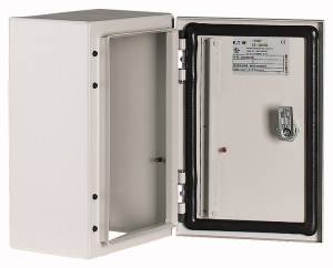 Otwarty metalowy pojemnik z drzwiami, które mają zawiasy po lewej stronie. Widoczny jest mechanizm zamykający.