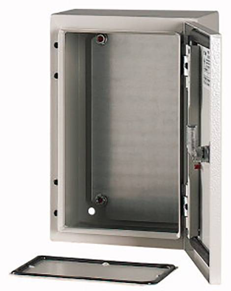 Metalowa, otwarta skrzynka naścienna z drzwiczkami po boku i zdejmowaną pokrywą. Odpowiednia do przechowywania lub instalacji.