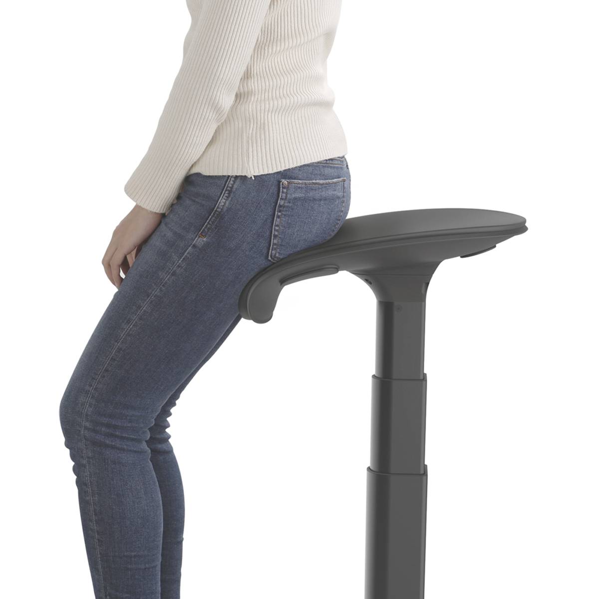 Osoba opiera się na regulowanym wysokościowo ergonomicznym stołku. Stołek posiada zakrzywioną powierzchnię siedzącą i stabilną podstawę.