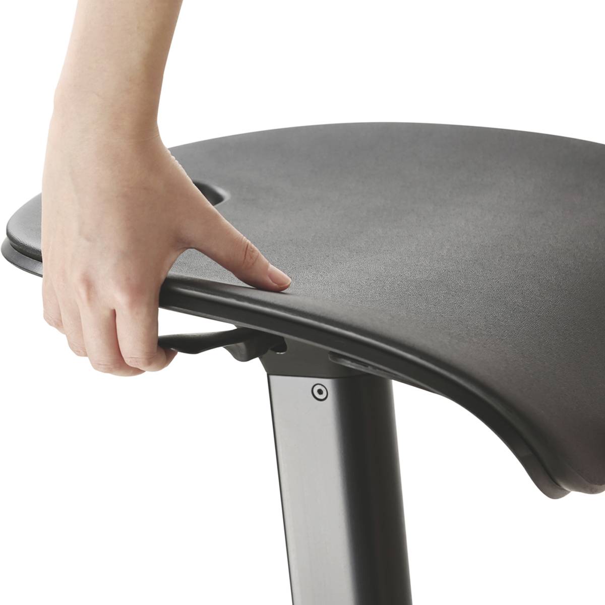 Jedna ręka reguluje siedzisko czarnego fotela biurowego. Fotel posiada regulację wysokości i ergonomiczny kształt.