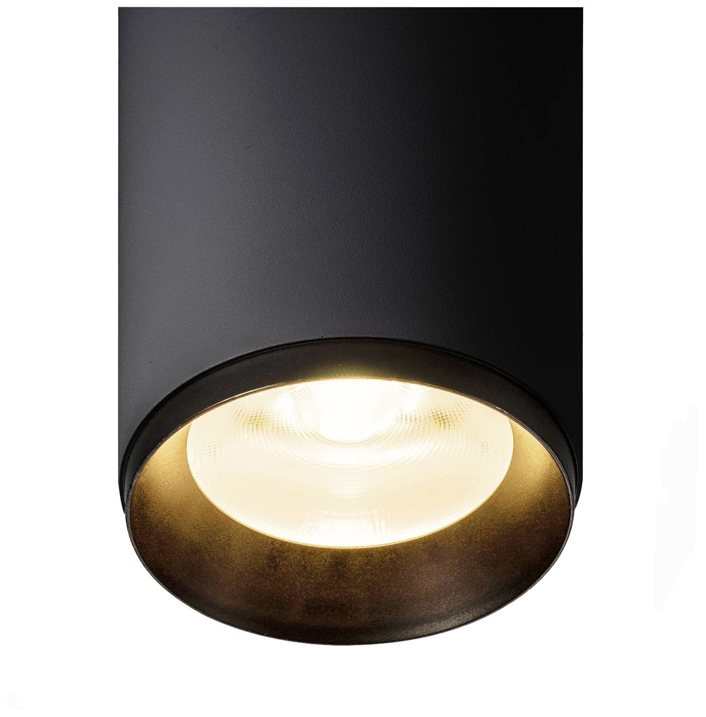 Czarna cylindryczna lampa sufitowa emituje ciepłe światło skierowane w dół. Jest prezentowana na białym tle.
