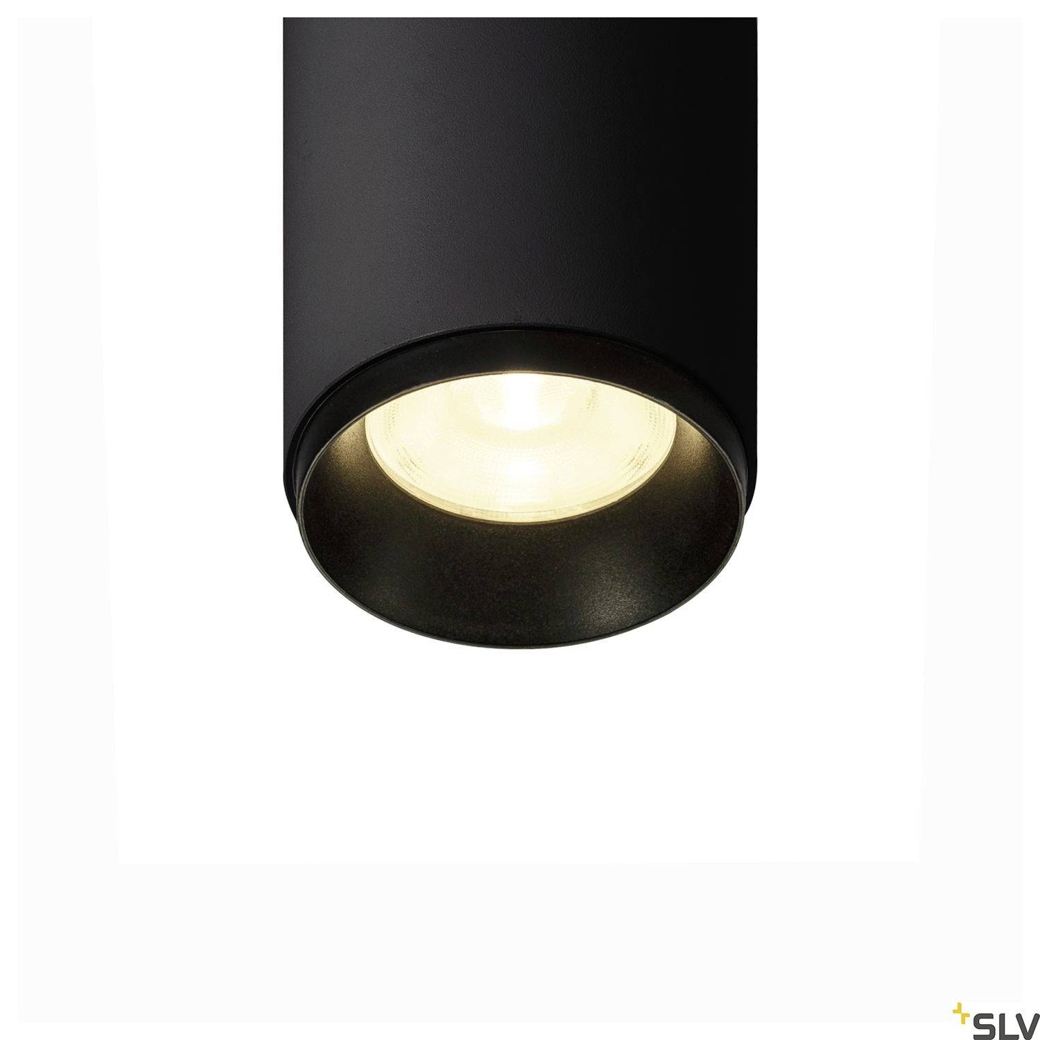 Czarna cylindryczna lampa sufitowa skierowana w dół, na białym tle.